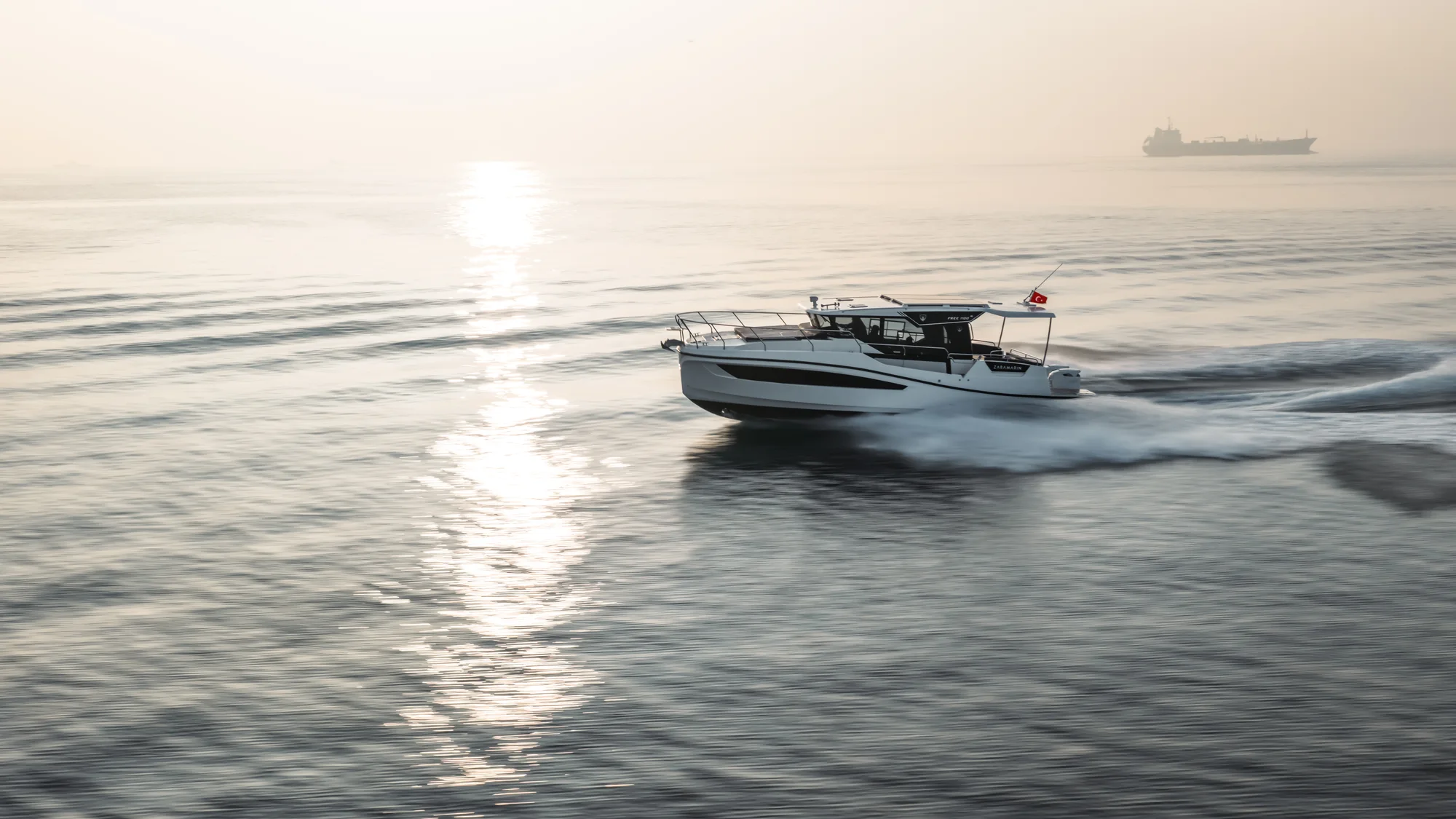 Zaramarin motor yat denizde seyir hâlinde 02