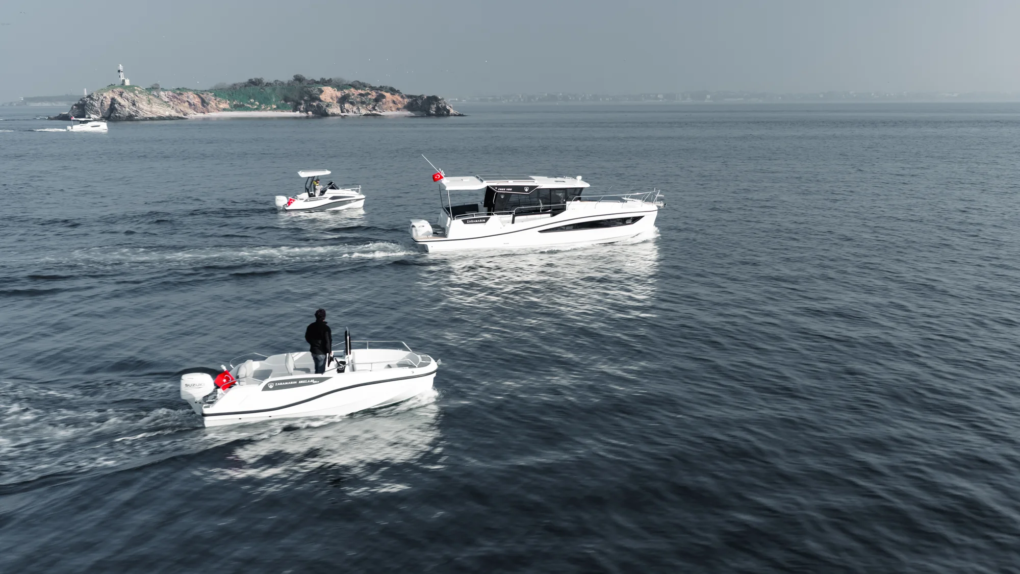 Zaramarin motor yat denizde seyir hâlinde 04