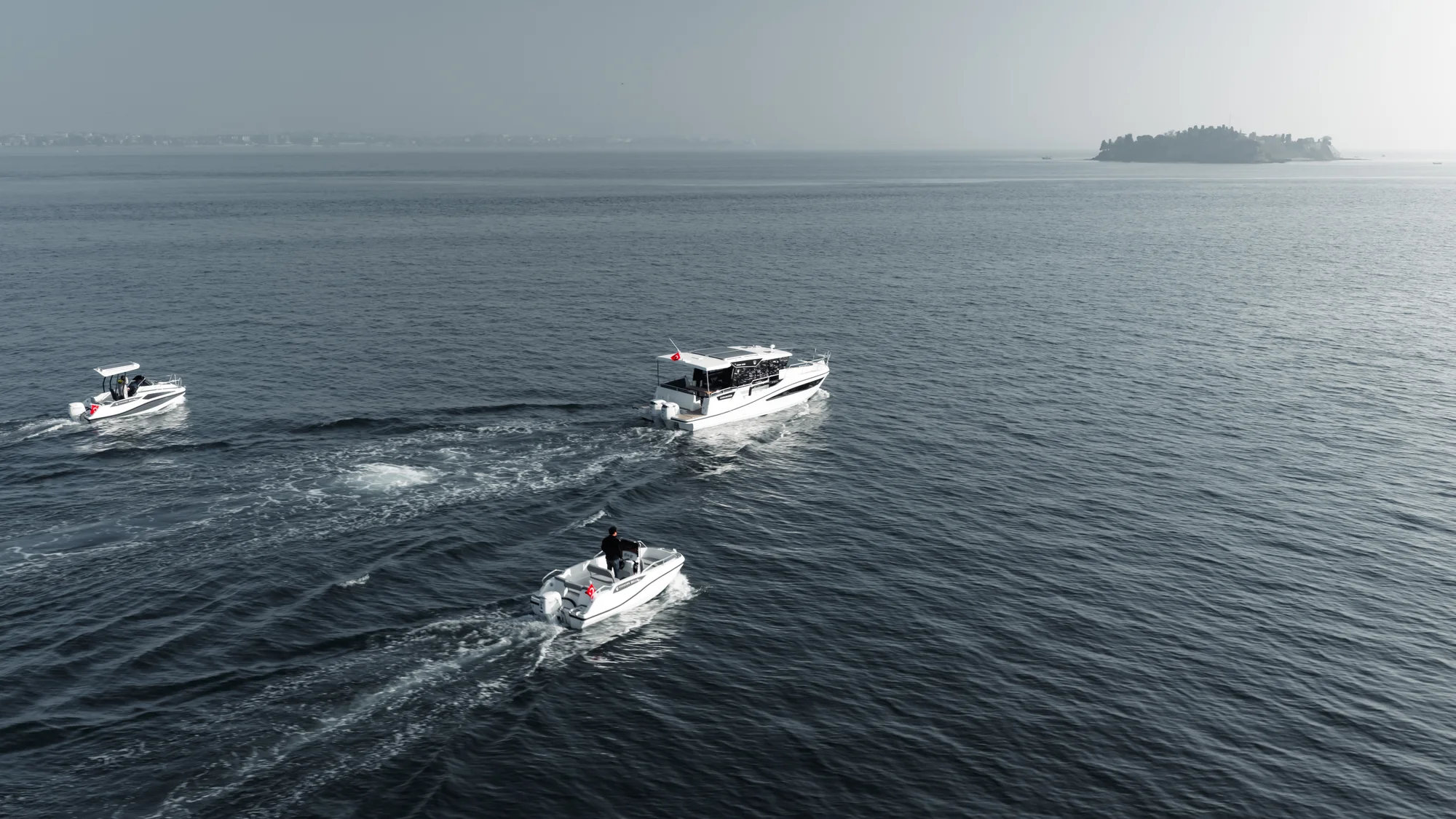 Zaramarin motor yat denizde seyir hâlinde 05