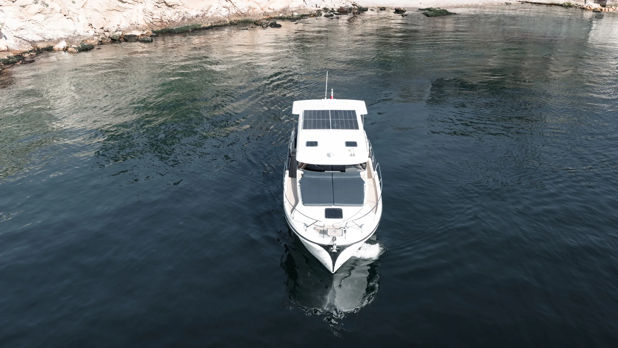 Zaramarin motor yat denizde seyir hâlinde 10