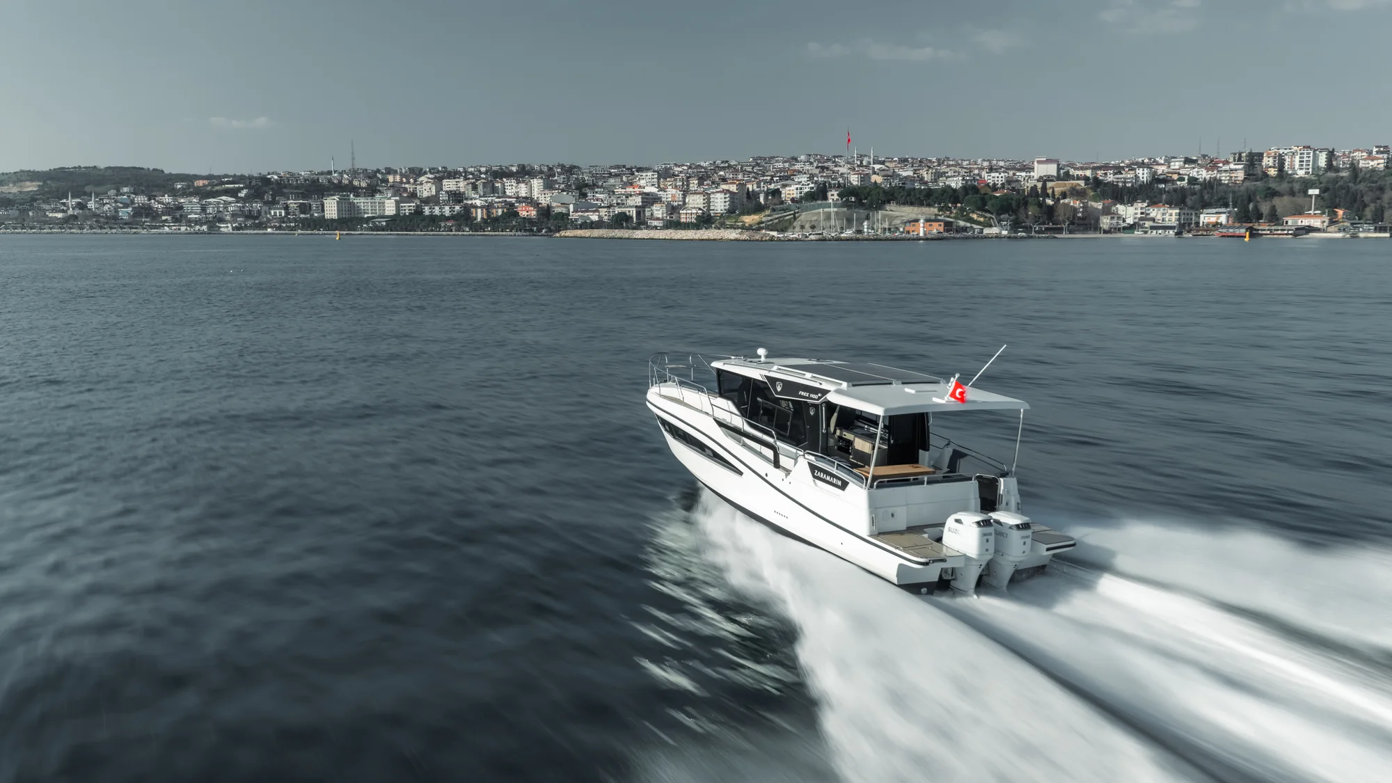 Zaramarin motor yat denizde seyir hâlinde 19