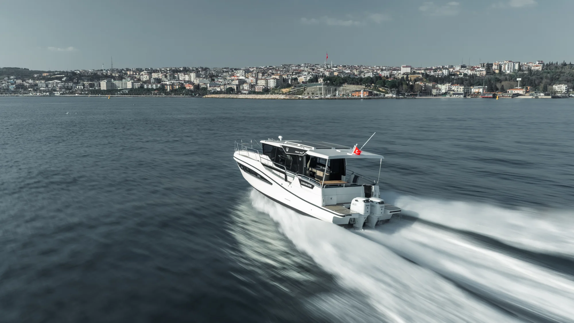 Zaramarin motor yat denizde seyir hâlinde 20